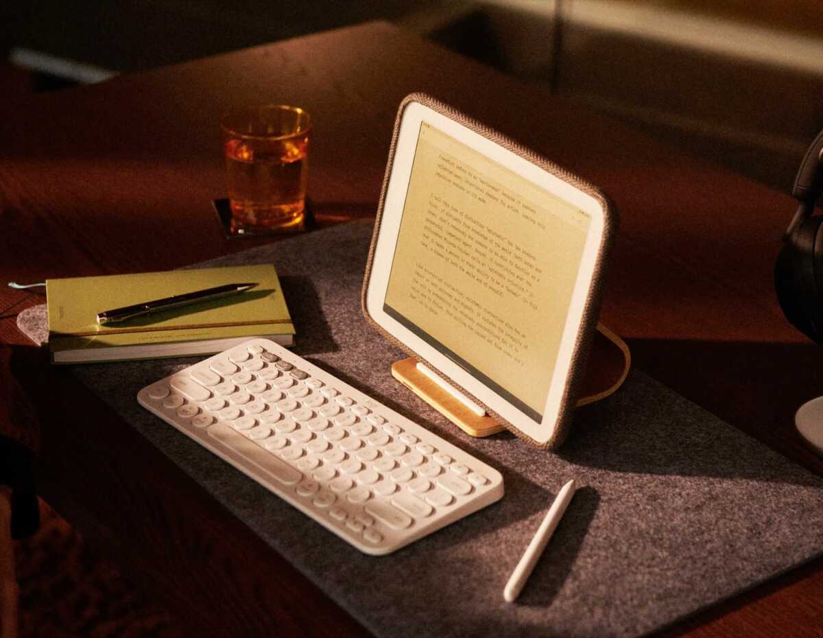 Via Press Kit at 'daylightcomputer.com'.