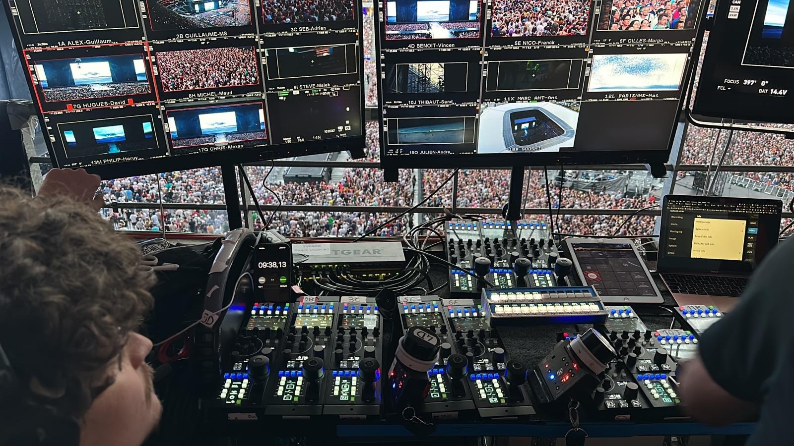 Operating many displays with Cyanview products