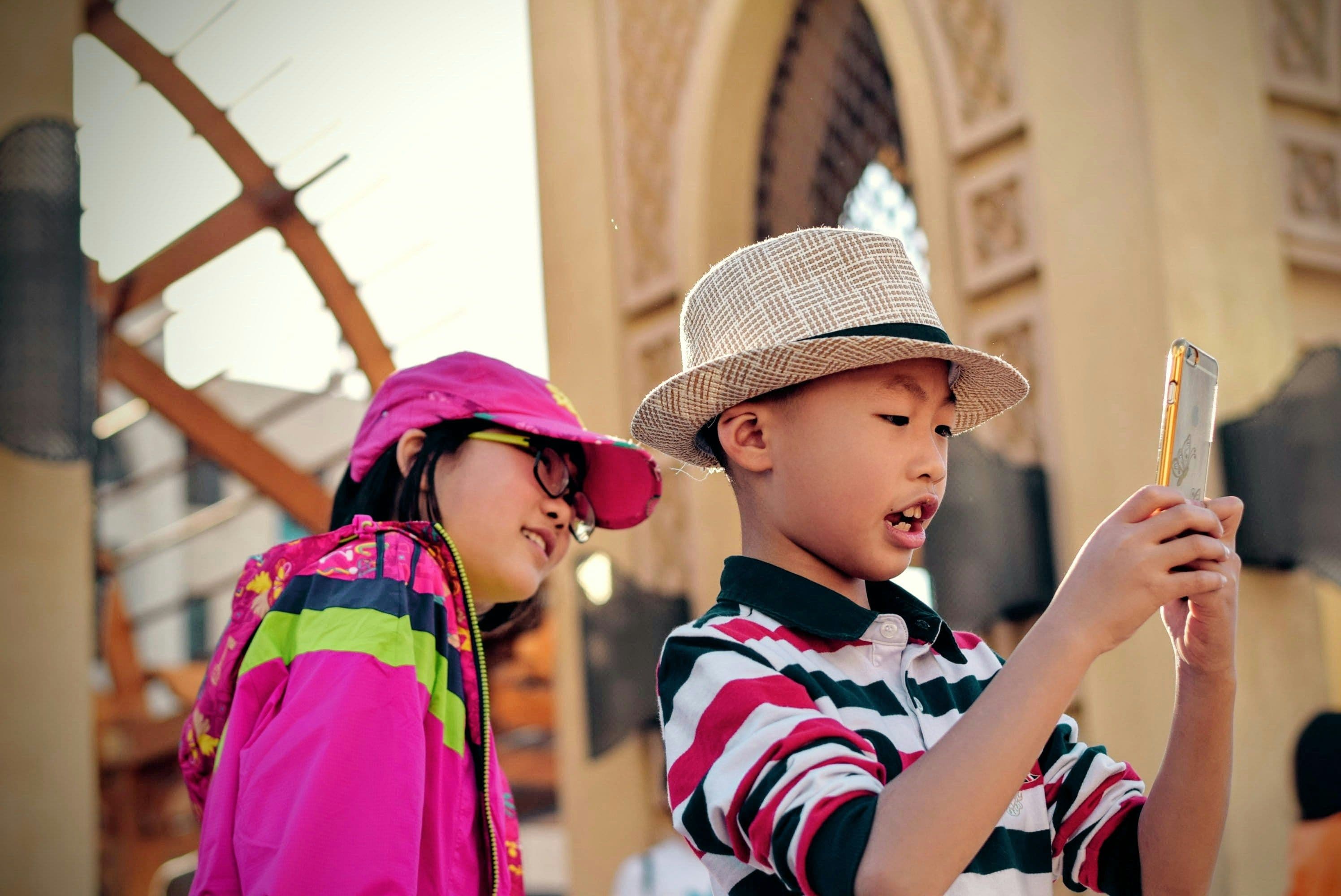 Kids with phones (Tim Gouw/Unsplash)